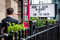 <p>"Erhebt euer Glas in Erinnerung an ihre Majestät, die Queen": Pubs in England wie dieses in der Londoner Liverpool Street gedenken der Queen auf ihre eigene Weise. (Bild: Tristan Fewings/Getty Images)</p> 