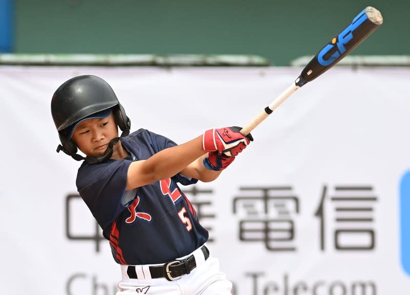 謝國城盃少棒賽  台中大仁搶勝續命 113年謝國城盃少棒賽敗部冠軍戰台中市大仁國小以4 比2擊敗台南市崇學國小，保住晉級生機，下一戰將 和台北市福林國小爭奪冠軍戰門票。圖為大仁野手李 岳燈。 （台灣世界少棒聯盟提供） 中央社記者謝靜雯傳真  113年3月29日 