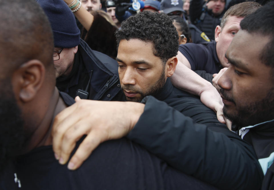 El actor de "Empire" Jussie Smollett sale de la prisión del condado de Cook County tras ser liberado el jueves 21 de febrero de 2019 en Chicago. Smollett fue acusado de desorden público por presentar una denuncia falsa ante la policía cuando dijo que sufrió un ataque racista y homófobo en el centro de Chicago, informó la policía. (Foto AP/Kamil Krzaczynski)