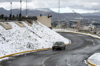 <p>MEX11. SALTILLO (MÉXICO).- 08/12/2017.- Un vehículo transita por una vía cubierta de nieve hoy, viernes 8 de diciembre de 2017, en Saltillo, estado de Coahuila (México). Un ambiente muy frío se pronostica en la mayor parte de México, con nevadas o aguanieve en regiones de Chihuahua, Coahuila, Nuevo León, Durango, Tamaulipas, Zacatecas, San Luis Potosí, en las zonas volcánicas y en la llamada Sierra Negra, en Puebla, así como densos bancos de niebla que podrían reducir la visibilidad en el noreste, el oriente y el centro del país, debido a la primera tormenta Invernal de la Temporada de Frentes Fríos 2017-2018 informó el Servicio Meteorológico Nacional (SMN), dependiente de la Comisión Nacional del Agua (Conagua). EFE/Miguel Sierra </p>