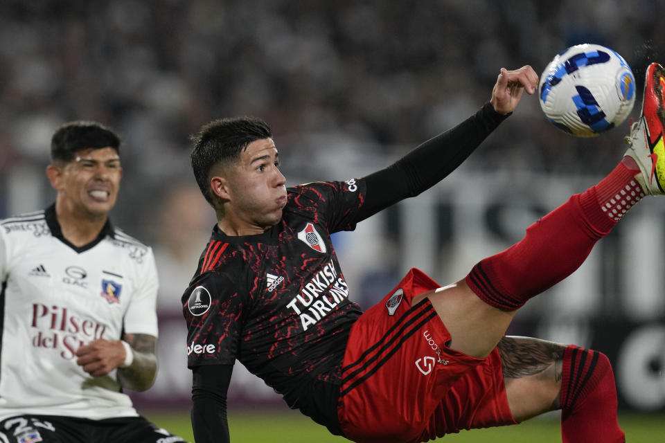 Enzo Fernández de River Plate remata el balón en el partido contra Colo Colo de Chile por la Copa Libertadores, el 27 de abril de 2022, en Santiago. (AP Foto/Esteban Félix)