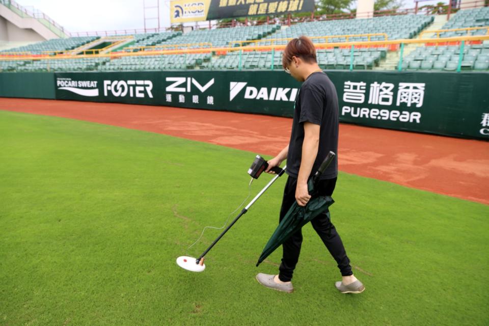 高雄市運發局在澄清湖棒球場「掃雷」檢查球場內是否還有異物。高雄市運發局提供