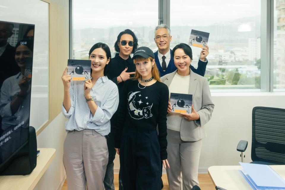 吳子霏（左起）、原子邦妮、樊光耀在MV拍攝現場合照。華納音樂提供