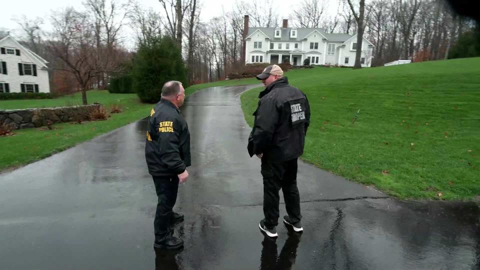 Det. Kimball, left, and Sgt. Ventresca outside of Jennifer Dulos' rented home in  New Canaan, Connecticut. / Credit: CBS News