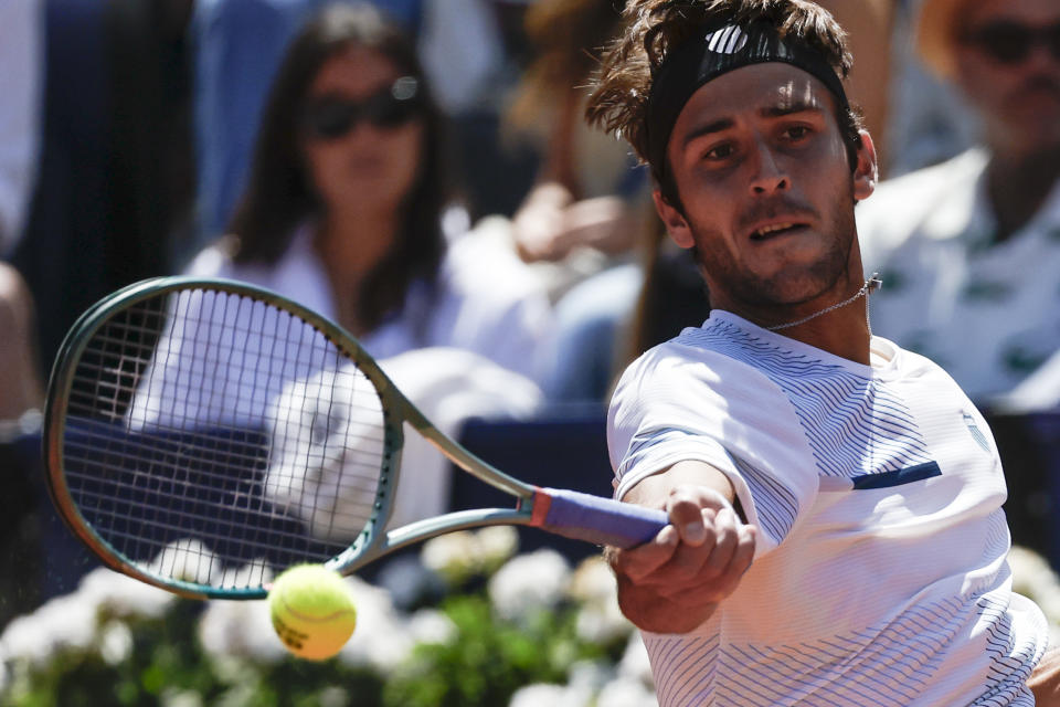 Tomas Martin Etcheverry of Argentina returns the ball against Casper Ruud of Norway during a semi final open tennis tournament in Barcelona, Spain, Saturday, April 20, 2024. (AP Photo/Joan Monfort)