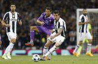 <p>Real Madrid’s Cristiano Ronaldo in action with Juventus’ Mario Mandzukic </p>