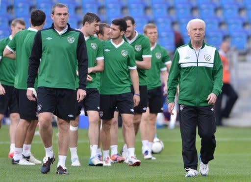 Irish coach Giovanni Trapattoni (R) during a team training session on June 17. Trapattoni's 4-4-2 system has failed horribly at the Euro 2012, where Ireland have lost their opening two games, with an aggregate score of 7-1