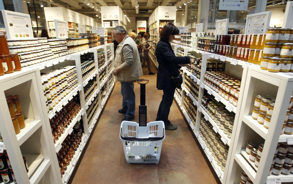 REFILE - CORRECTING SPELLING OF CUSTOMER Customers shop during the opening day of upmarket Italian food hall chain Eataly's flagship store in downtown Milan, March 18, 2014. Eataly, which began with the idea that there should be a place to buy, eat and study high-quality Italian food and wine, has 25 food emporiums in the United States, Turkey, Japan and Dubai. REUTERS/Alessandro Garofalo (ITALY - Tags: SOCIETY FOOD BUSINESS)