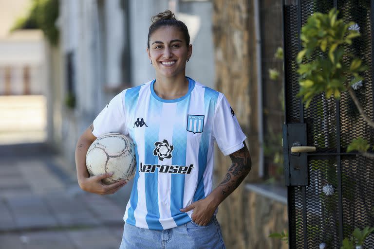 Luana Muñoz, en la vereda de su casa, frente al estadio de Racing.