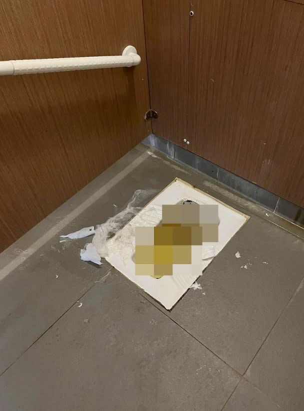 男廁的蹲廁均淤塞，浸滿污水和排泄物。

