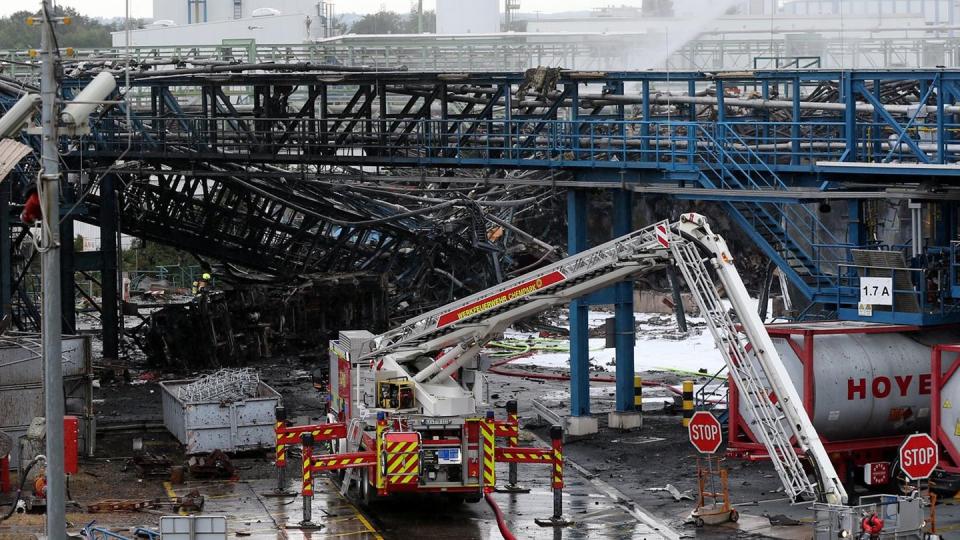 Einsatzkräfte der Feuerwehr sind mit Löscharbeiten im Chempark beschäftigt.