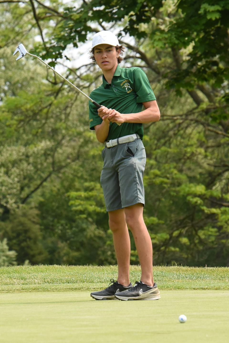 Zach Spencer de Howell disparó 76 para empatar en el puesto 14 en el torneo de golf KLAA el martes 23 de mayo de 2023 en el campo de golf Kensington Metropark.