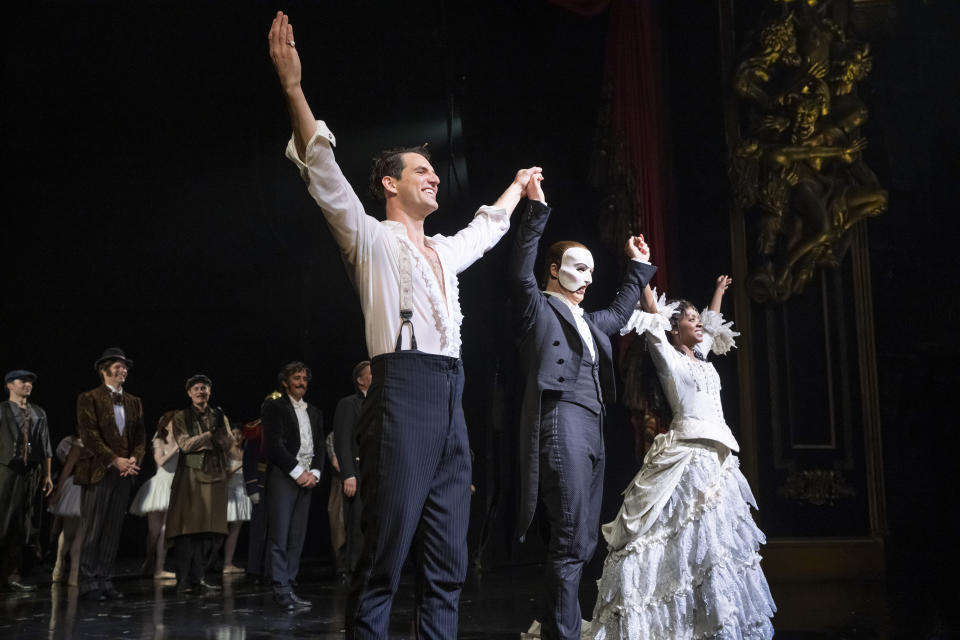 El elenco de "El fantasma de la ópera" recibe el aplauso del público en la última función del musical en el Teatro Majestic de Broadway el domingo 16 de abril de 2023, en Nueva York. (Foto Charles Sykes/Invision/AP)