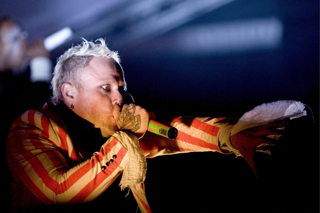 ARCHIV - Keith Flint von der Band "The Prodigy" singt am 28. Juni 2008 beim "Open Air Music Festival" in St. Gallen, Schweiz. Die britischen Elektro-Punker haben weitere Konzerte im Rahmen ihrer "Invaders Must Die"-Tour 2009 fuer Deutschland im November bestaetigt. (AP Photo/Keystone, Ennio Leanza) --- FILE- Keith Flint, singer of the British electro dance band "The Prodigy" performs during the open air music festival in St. Gallen, Switzerland, late Saturday, June 28, 2008. (AP Photo/KEYSTONE/Ennio Leanza)