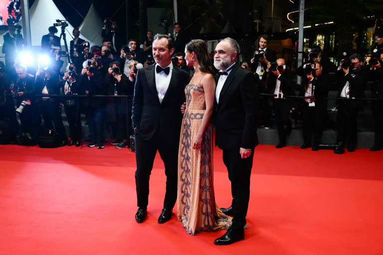 Jude Law, Alicia Vikander y el director Karim Ainouz antes de entrar a la proyección, posando ante toda la prensa presente en el legar