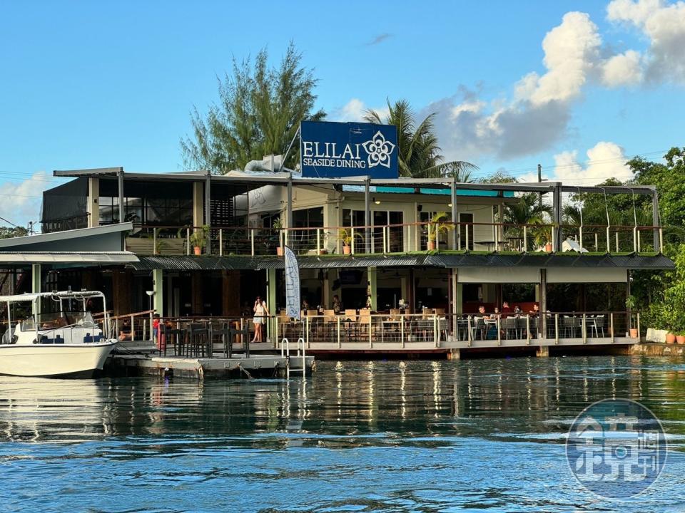 潛水行程回程時，從船上也能看到「Elilai Seaside Dining」的另一側。