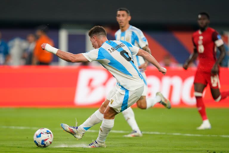 Julián Álvarez abrió el marcador y volvió a hacer muy incisivo como primer defensor del equipo