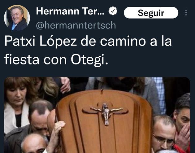 Tuit de Hermann Tertsch atacando a Patxi López con la foto del féretro de Isaías Carrasco. (Photo: TWITTER: HERMANN TERTSCH)
