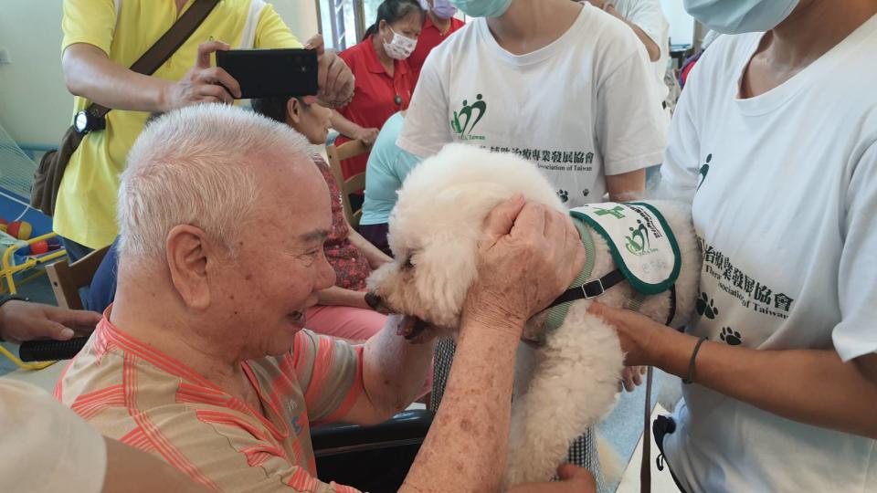 ▲治療犬除給彰化榮家住民帶來撫慰，也勾起過去飼養寵物的美好回憶，滔滔不絕分享育狗經。（記者林明佑翻攝）