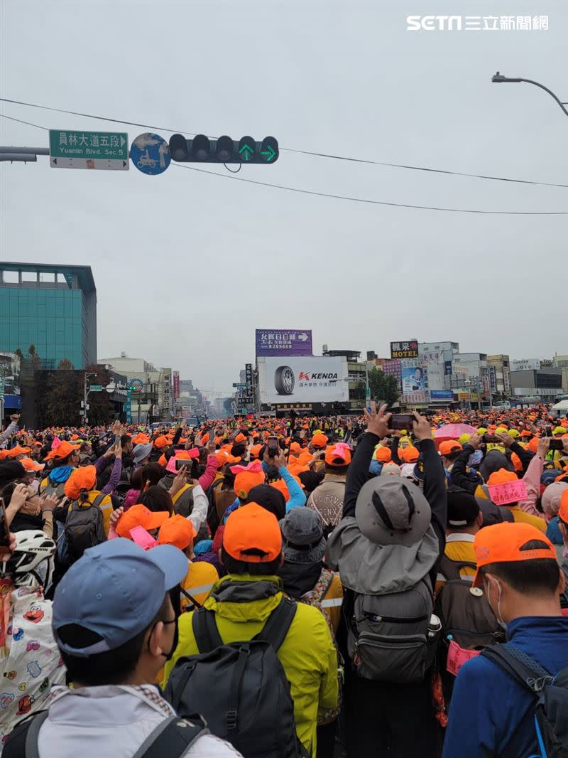 白沙屯媽祖日前行經彰化員林，大批信徒跟隨。（圖／記者游定剛拍攝）