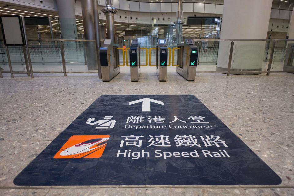 高鐵西九龍站實施「一地兩檢」，部分地方實施中國內地法律。 (ANTHONY WALLACE/AFP via Getty Images)