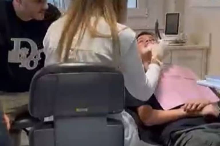 En el video que subió Wanda Nara a sus Instagram aparece Constantino López siendo atendido por la dentista, y, muy cerca, Mauro Icardi