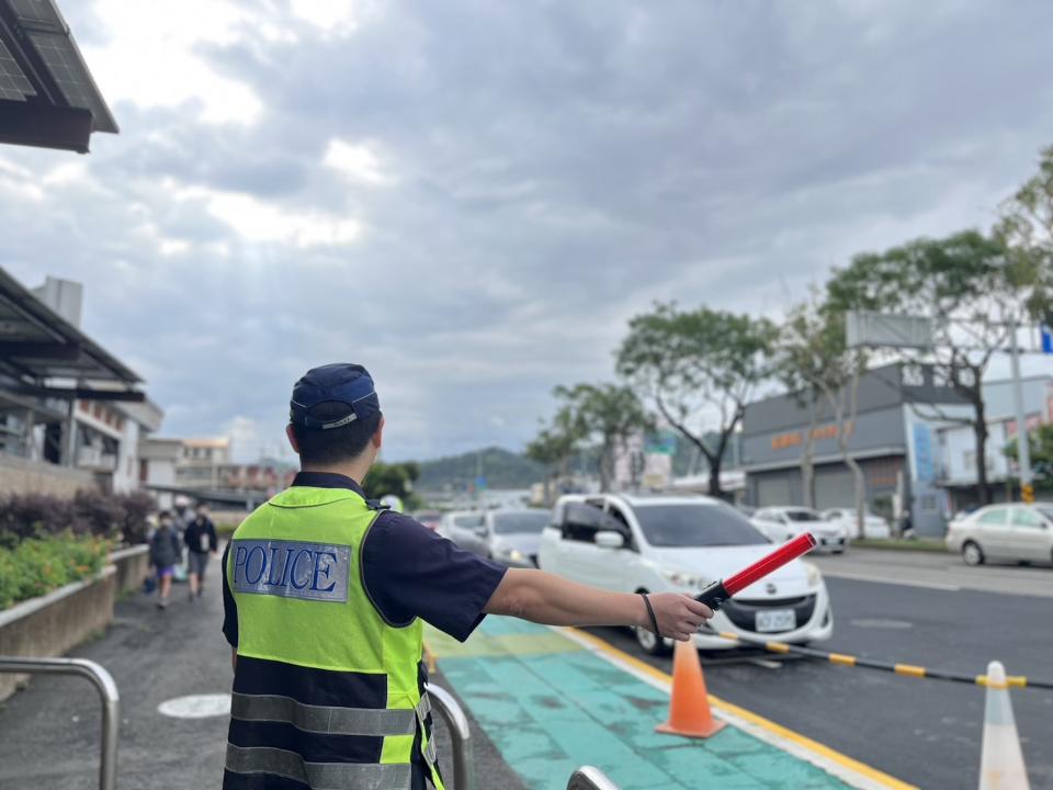 豐原警加派警力應對大雨，巡視易淹水區域。(圖/記者謝榮浤翻攝)