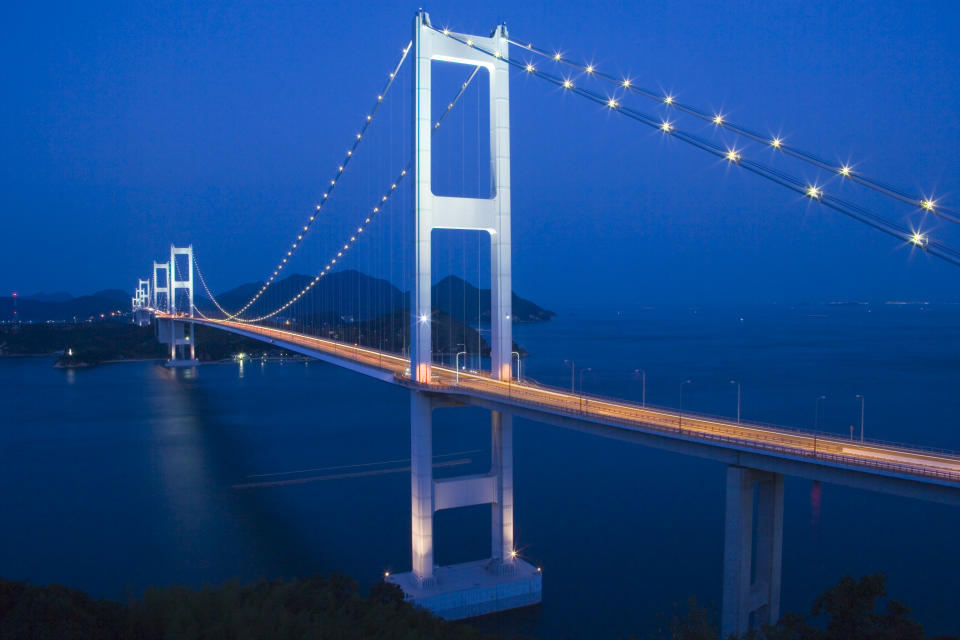 La Autopista Nishiseto, de casi 60 kilómetros de longitud, no es solo puente, sino que en realidad son 10 que van atravesando pequeños islotes del archipiélago de Geiyo, situado en el mar de Seto, para unir las islas japonesas de Shikoku y Honshu. (Foto: Getty Images).
