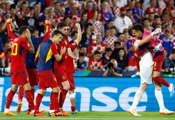 Foto del domingo e los futbolistas de España elebrando ras ganar la UEFA Nations League