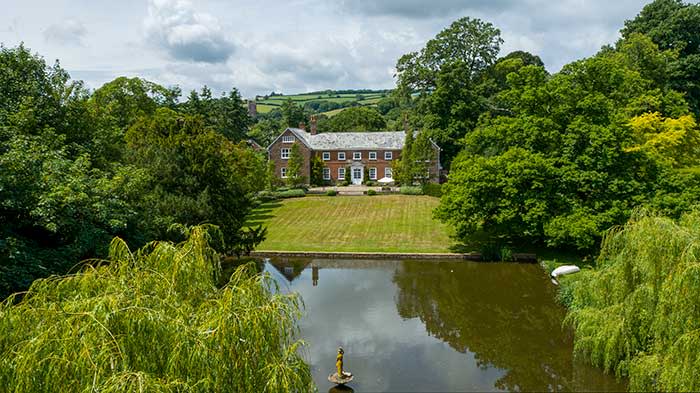 prince-charles-house-lake