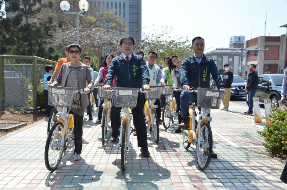 市長黃偉哲和交通局長王銘德騎乘YouBike 2.0登場，宣告台南公共自行車新時代來臨。（記者林雪娟攝）