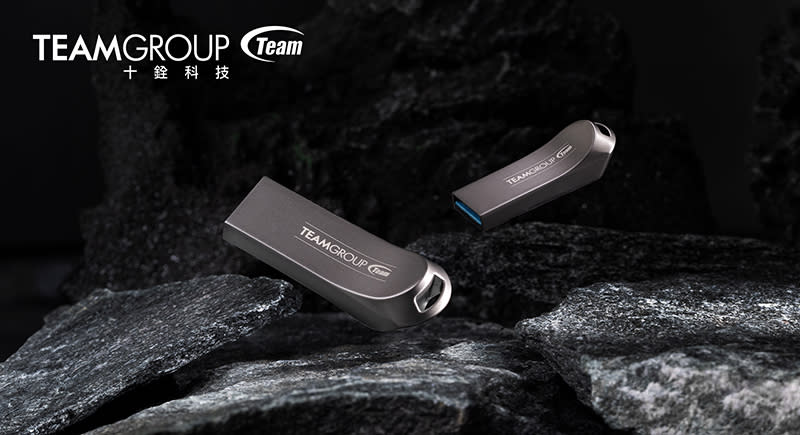 十銓科技創新推出 TEAMGROUP Model T USB 3.2 Gen 1 隨身碟 - 安穩耐用鋅儲存；安銓駕駛無憂愁（來源：十銓科技官方提供）