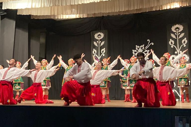 Los bailes típicos, una de las costumbres que perduran