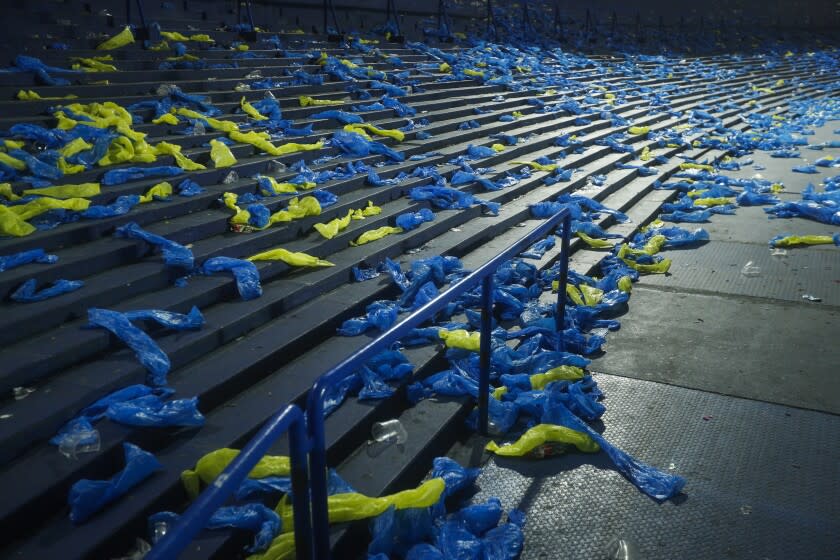 Plásticos con los colores de Boca Juniors tirados en las gradas del estadio La Bombonera tras la eliminación ante Corinthinas en los octavos de final de la Copa Libertadores, el miércoles 6 de julio de 2022. (AP Foto/Víctor R. Caivano)