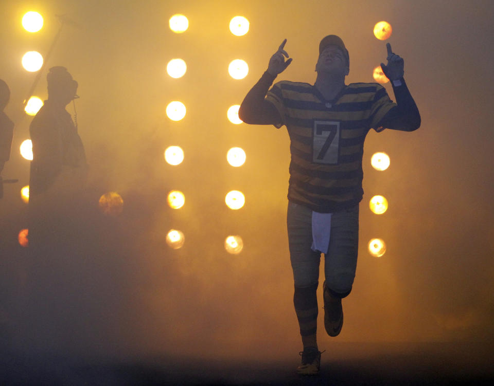 PITTSBURGH, PA - OCTOBER 26:  Ben Roethlisberger #7 of the Pittsburgh Steelers is introduced before the game against the Indianapolis Colts on September 26, 2014 at Heinz Field in Pittsburgh, Pennsylvania.  (Photo by Justin K. Aller/Getty Images) 