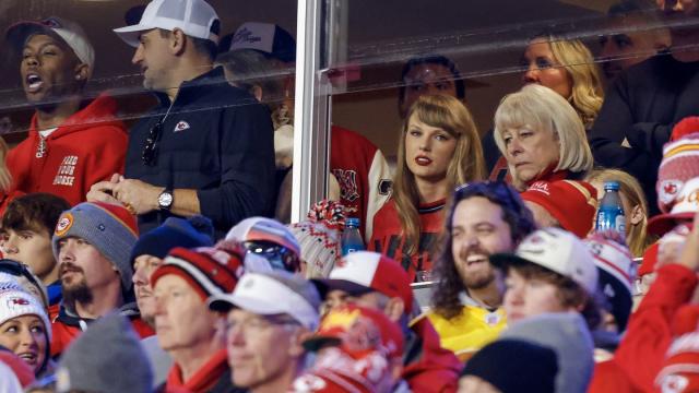 Taylor Swift rides in a golf cart with Santa at Chiefs game - Good Morning  America