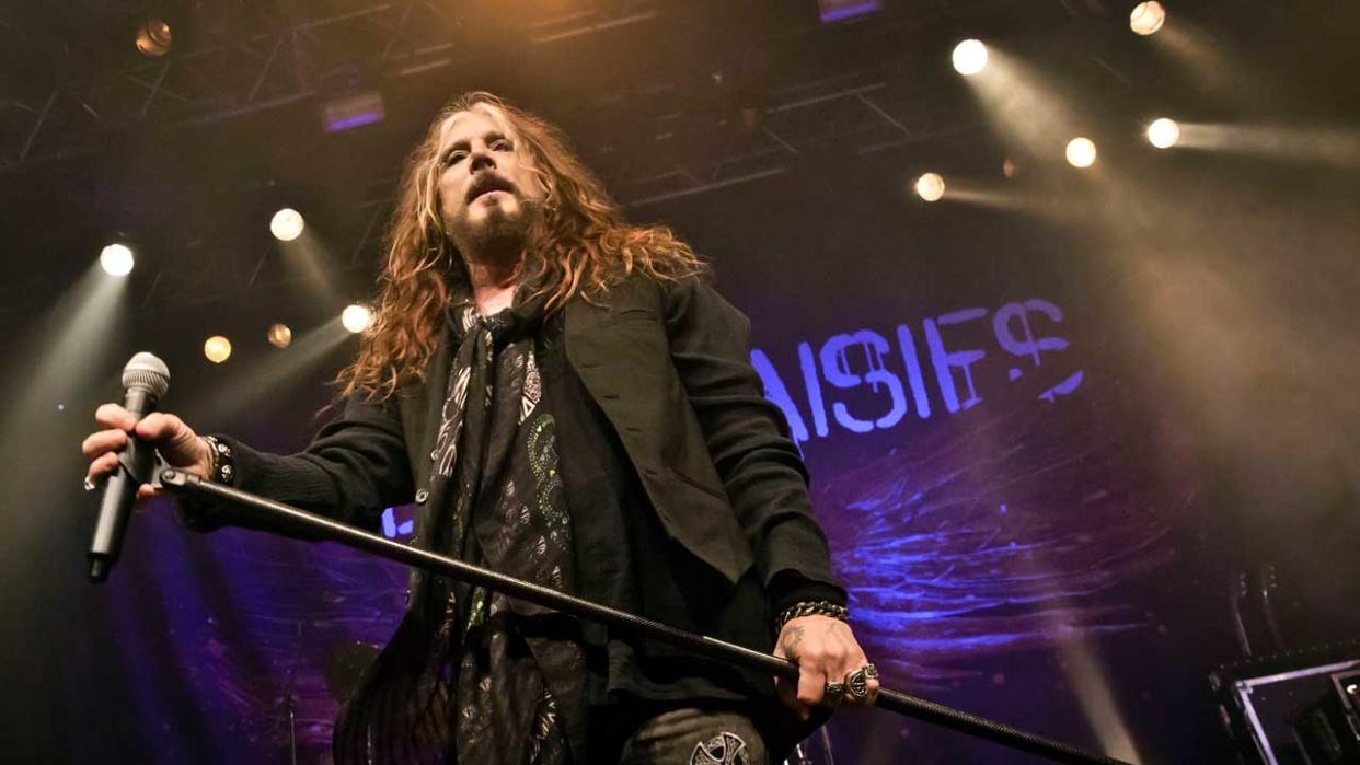  John Corabi onstage with the Dead Daisies 