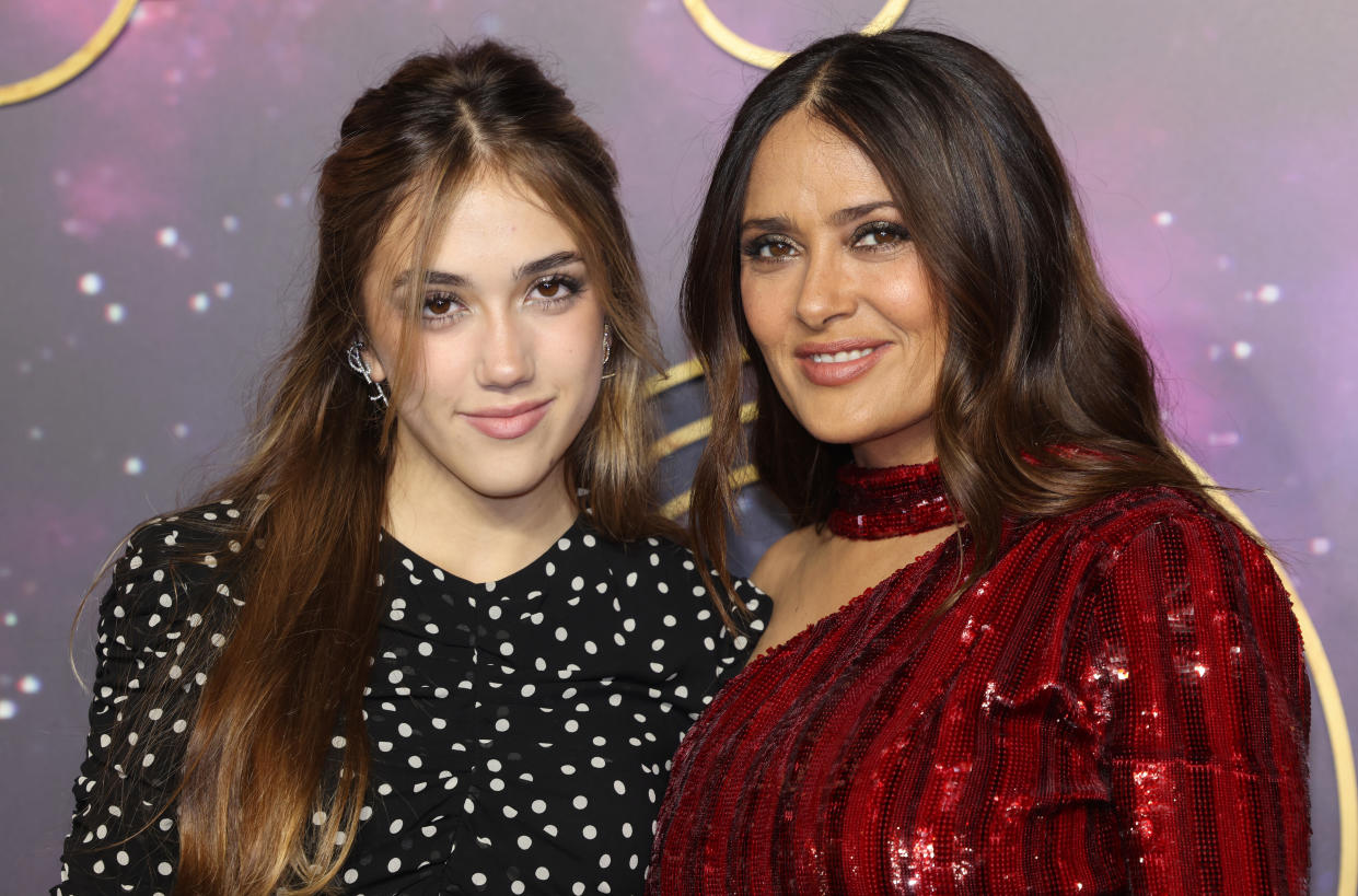 Valentina Paloma junto a su madre, Salma Hayek, en la premier de Eternals. (Tim P. Whitby/Getty Images)