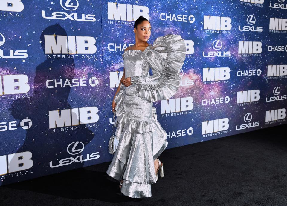 La protagonista de 'Men in Black: International' nos sorprendió al aparecer en el estreno con un vestido futurista de Rodarte. (Foto: Angela Weiss / AFP / Getty Images)