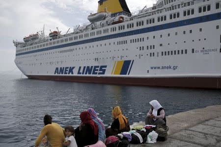 A group of Syrian women sit at the dock of the port of Kos as migrants and refugees wait next to the passenger ship "Eleftherios Venizelos" at the port of the Greek island of Kos, August 15, 2015. REUTERS/Alkis Konstantinidis