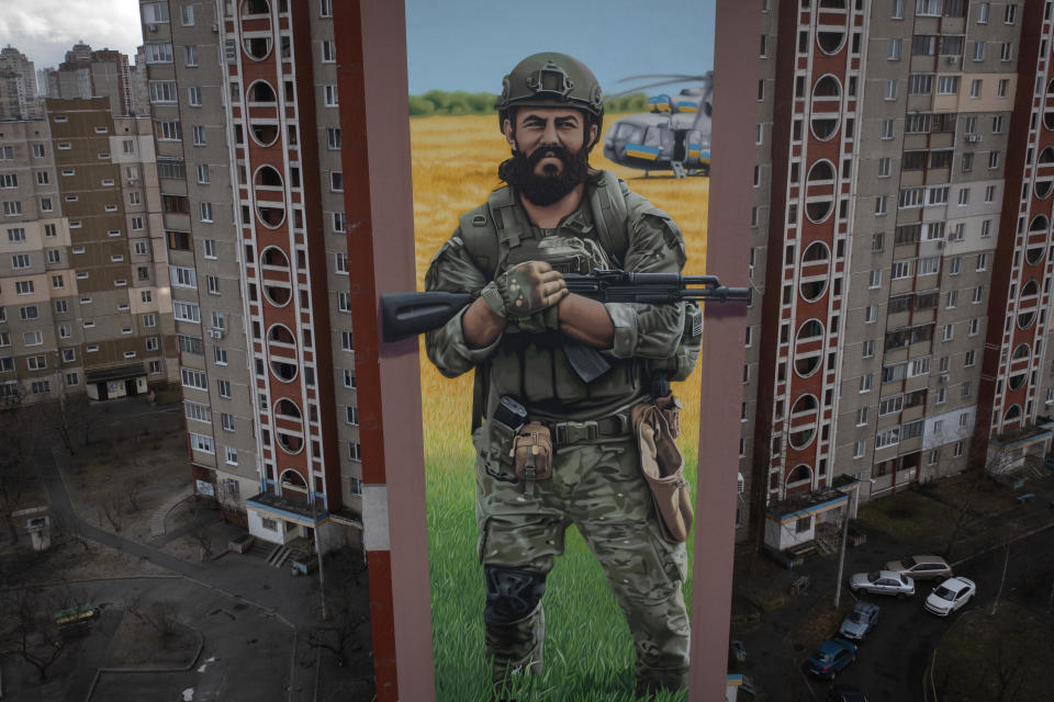 Un mural sobre un edificio de apartamentos muestra al soldado voluntario ucraniano Maksym Yalovtsov, de 32 años, en Kiev, Ucrania, el 5 de febrero de 2024. Yalovtsov, apodado Regbist (jugador de rugby), entrenador de lucha y miembro de los ultras del Dynamo de Kiev, murió en combate contra las fuerzas rusas en 2022. (AP Foto/Efrem Lukatsky)