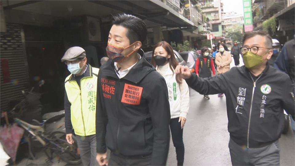 林昶佐重量級分身！ 妻閃靈團長Doris掃街催票