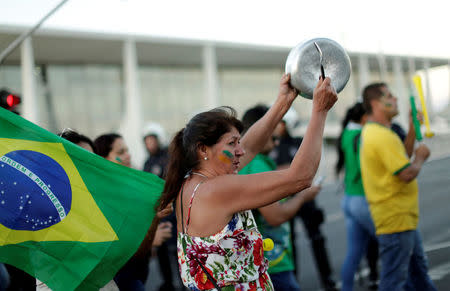 People attend a protest in support of the truck drivers' strike and against Brazil President Michel Temer's government in Brasilia, Brazil, May 28, 2018. REUTERS/Ueslei Marcelino