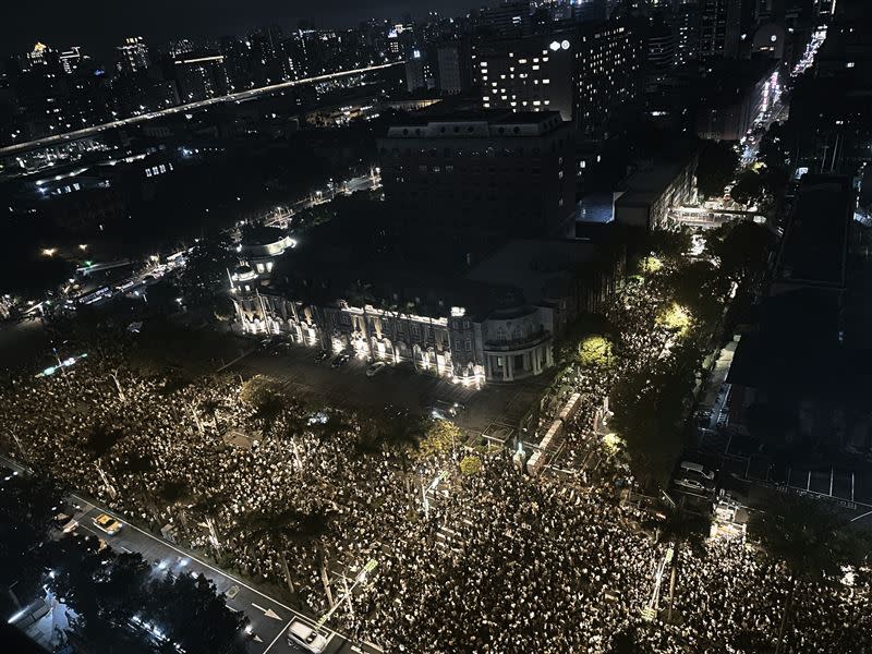 24日立法院外聚集10萬民眾抗議。（圖／經民連提供）