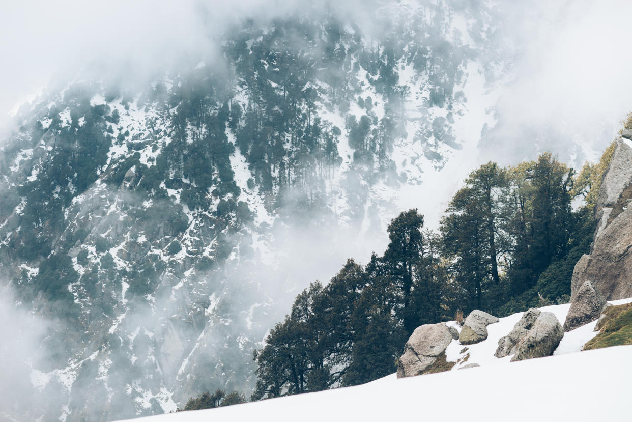 Das virale Video eines Yogis zeigt ihn bei einer außergewöhnlichen Meditation: inmitten eines Schneesturms auf einer Berg. Das Internet ist gespalten, ob das Video echt ist