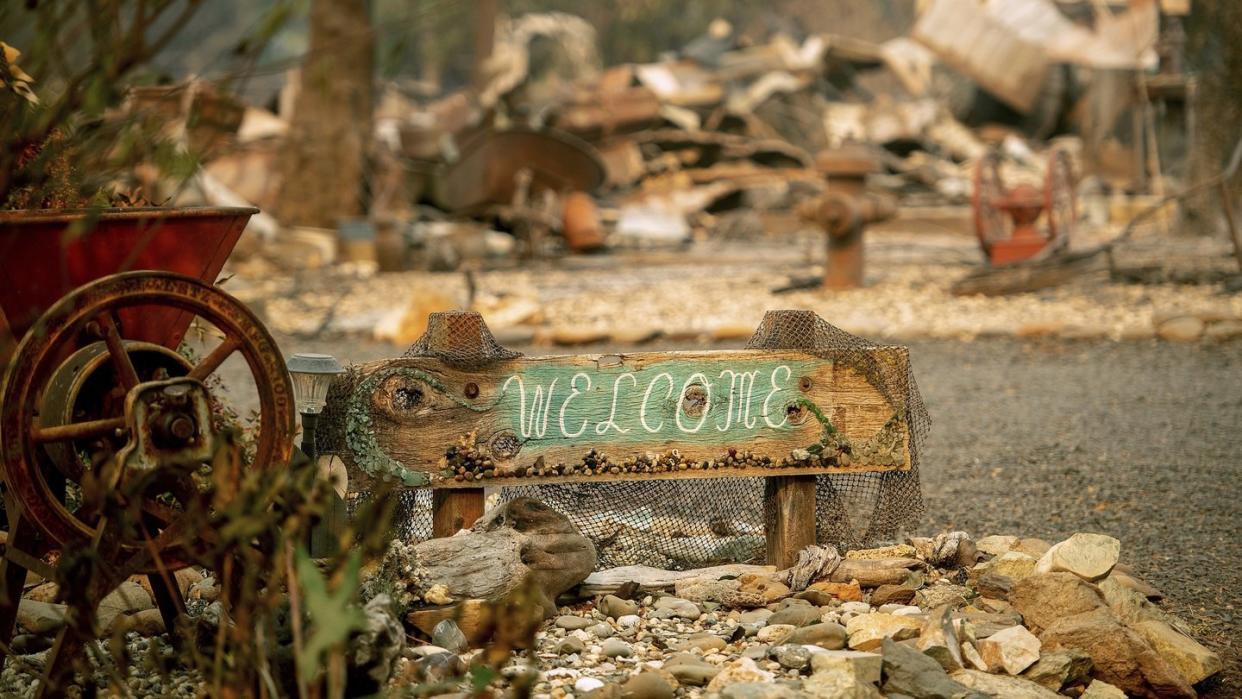 Ein «Willkommen»-Schild in einer zerstörten Wohngegend im Ort Paradise. Foto: Noah Berger/AP