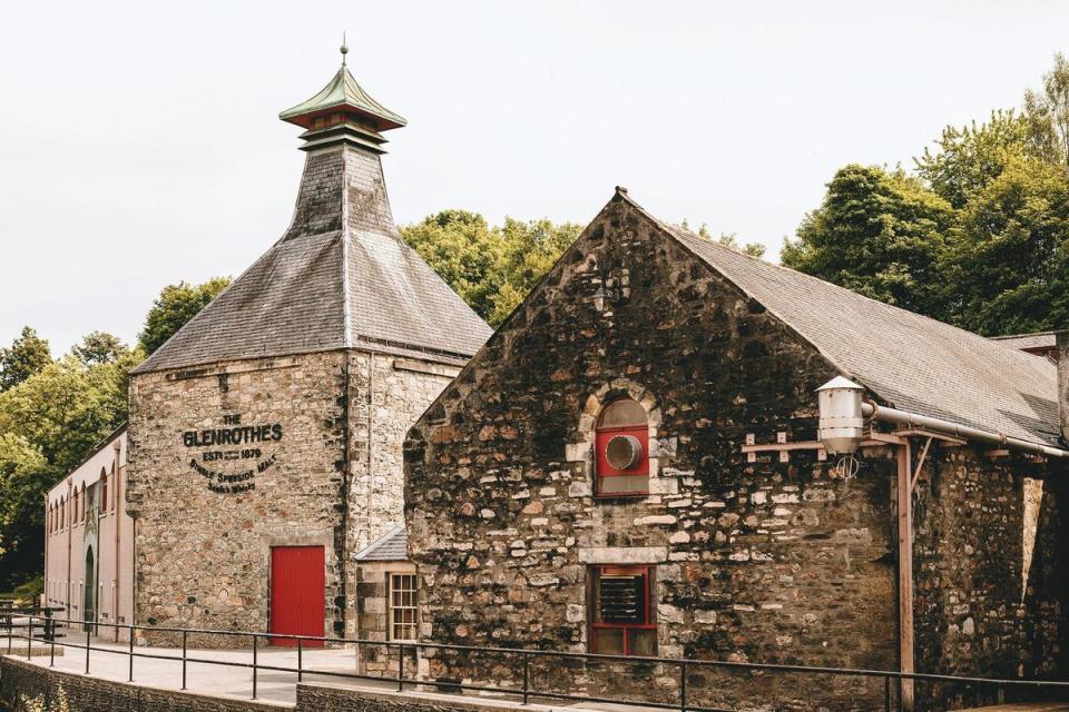 格蘭路思酒廠位於蘇格蘭斯貝賽區知名達夫鎮旁的路思鎮，鎮上最知名的景點非格蘭路思酒廠莫屬，蒸餾器設備商Forsyth也在這裡。