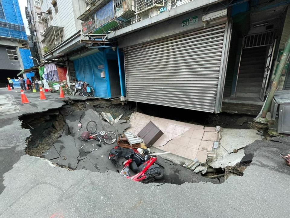 台北市信義區工地旁地基塌陷，民宅懸空，預估有10多人將被安置。讀者提供