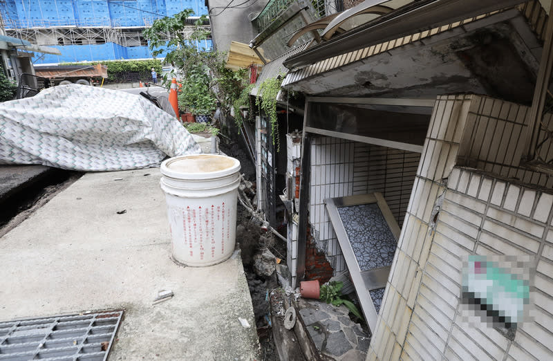 台北市中山區大直街94巷弄內一處建築工地因地下室施工造成鄰房傾斜下陷。（中央社）