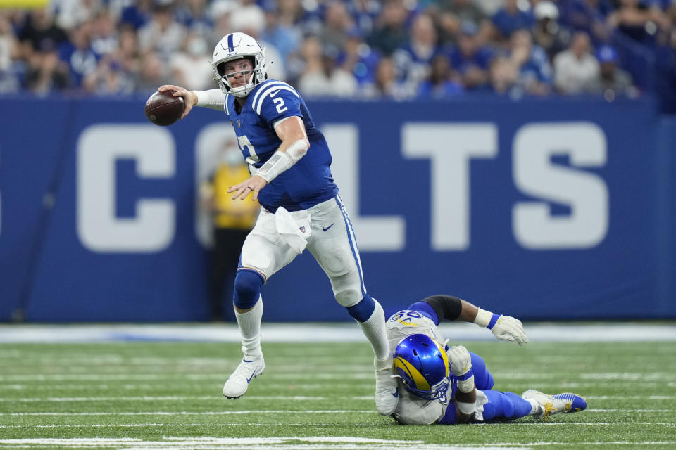 En foto del domingo 19 de septiembre del 2021, el quarterback de los Colts de Indianápolis Carson Wentz en el encuentro ante los Rams de Los Ángeles. El lunes 20 de septiembre del 2021, los Colts indicaron que Wentz sufrió un esguince en ambos tobillos en la derrota del domingo. (AP Photo/AJ Mast)